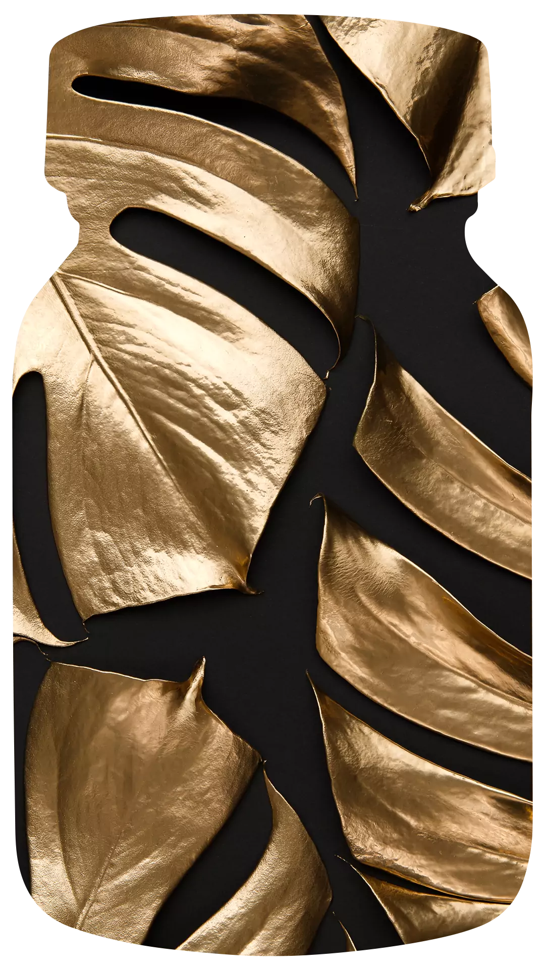 Een vrouw gekleed in een stijlvolle, beige zomerjurk en witte hoed, kijkt over haar schouder in een tropische tuin, waarbij de 'Ibiza Chic' geur de sfeer van ontspannen luxe en eilandvrijheid versterkt.