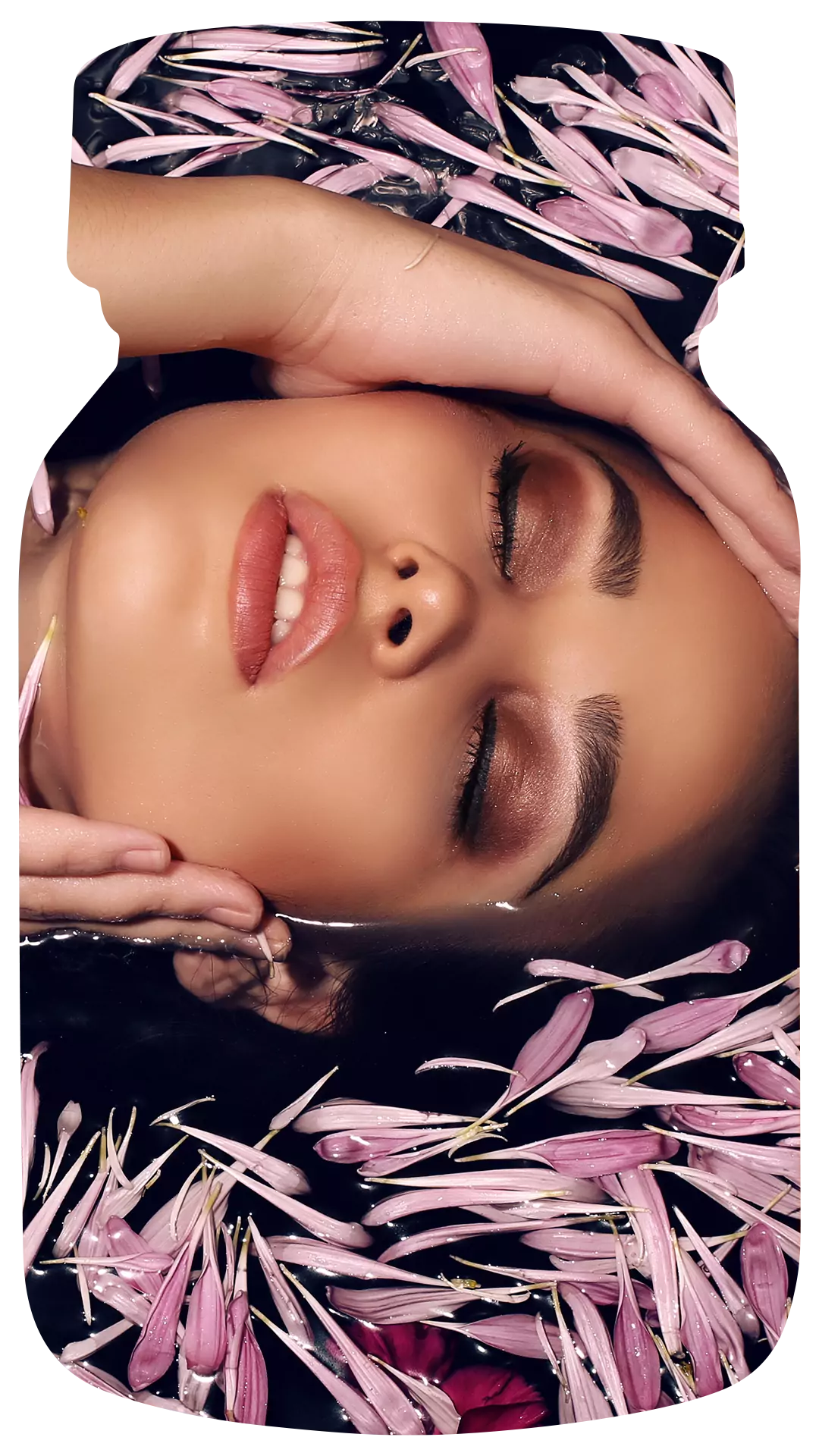 Een vrouw gekleed in een stijlvolle, beige zomerjurk en witte hoed, kijkt over haar schouder in een tropische tuin, waarbij de 'Ibiza Chic' geur de sfeer van ontspannen luxe en eilandvrijheid versterkt.