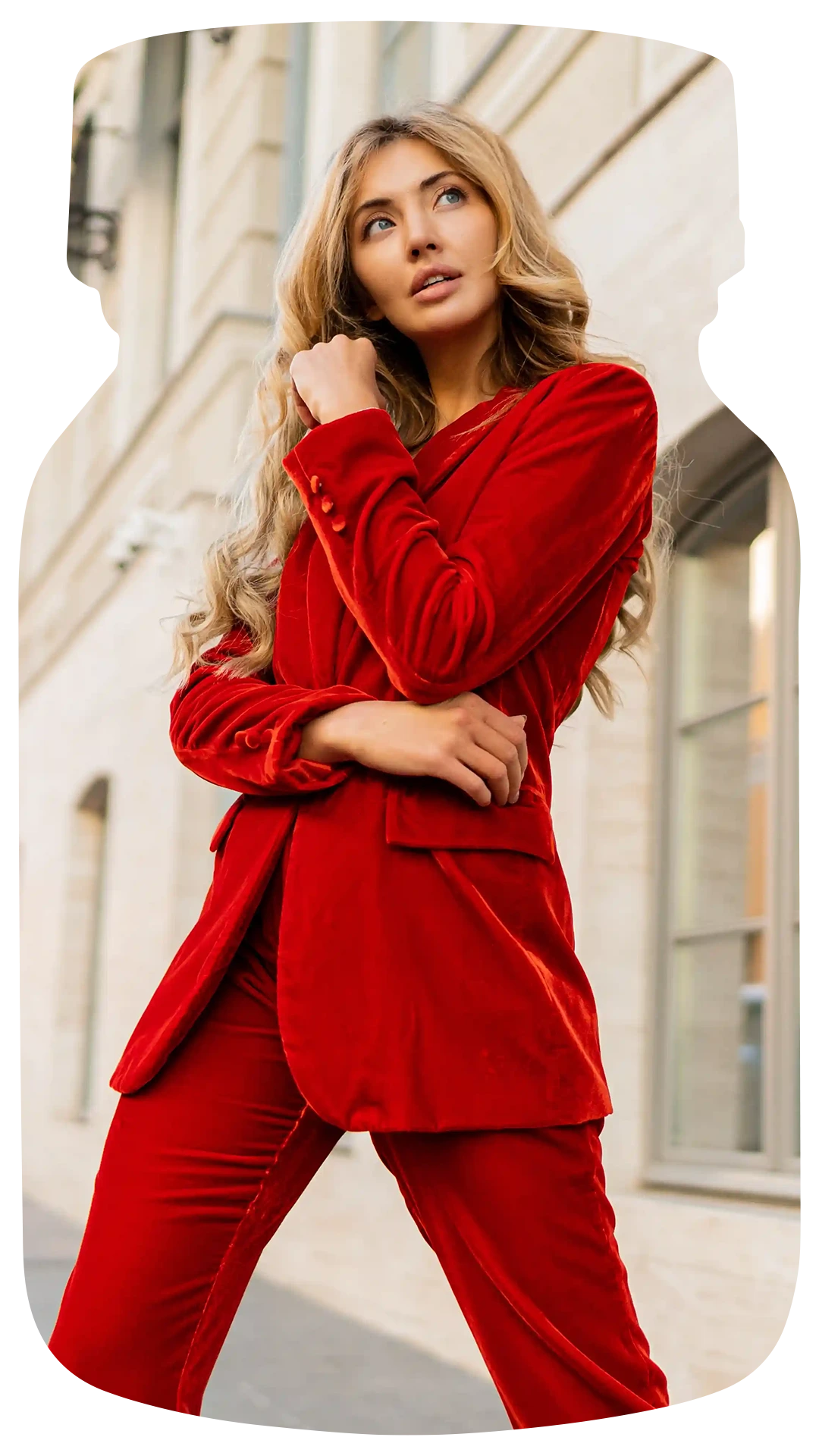 Een vrouw gekleed in een stijlvolle, beige zomerjurk en witte hoed, kijkt over haar schouder in een tropische tuin, waarbij de 'Ibiza Chic' geur de sfeer van ontspannen luxe en eilandvrijheid versterkt.