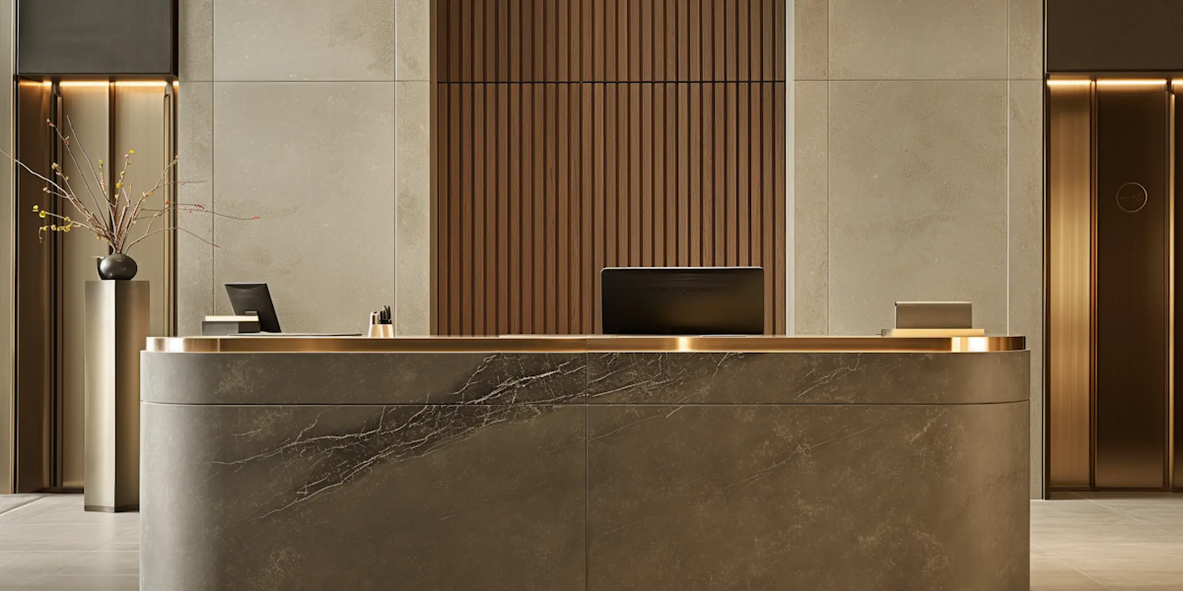 Duftmarketing-sir-hotel-rezeption-lobby | zaluti b. V. Eine moderne hotelrezeption aus dunklem marmor mit eleganten holzpaneelen und goldfarbenen akzenten; im linken bereich steht eine schlichte vase mit zweigen, die den empfangsraum belebt.