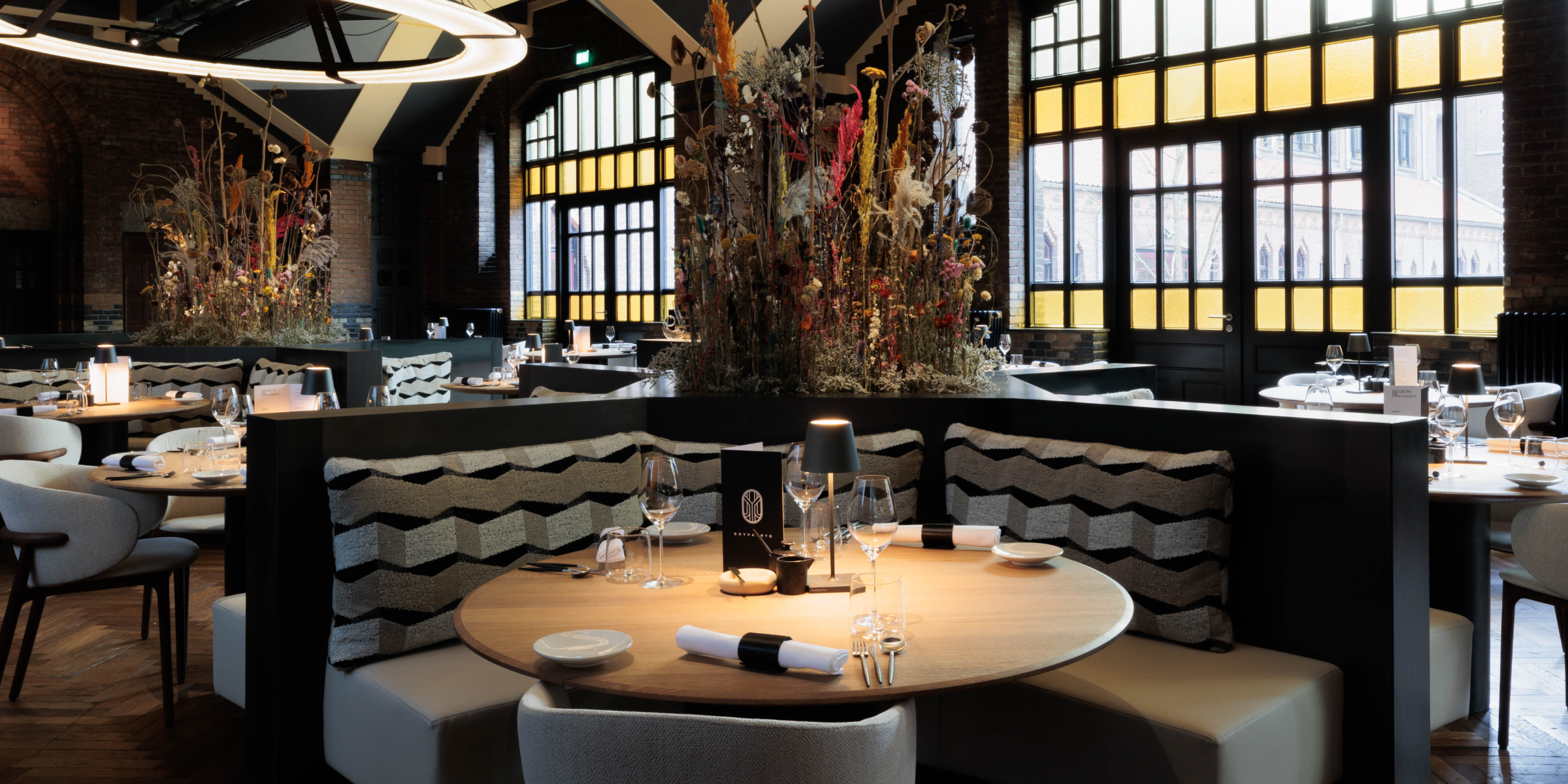 Gedeckter-tisch-bei-restaurant-goyvaerts-mit-stilvollem-ambiente-und-duftkonzept