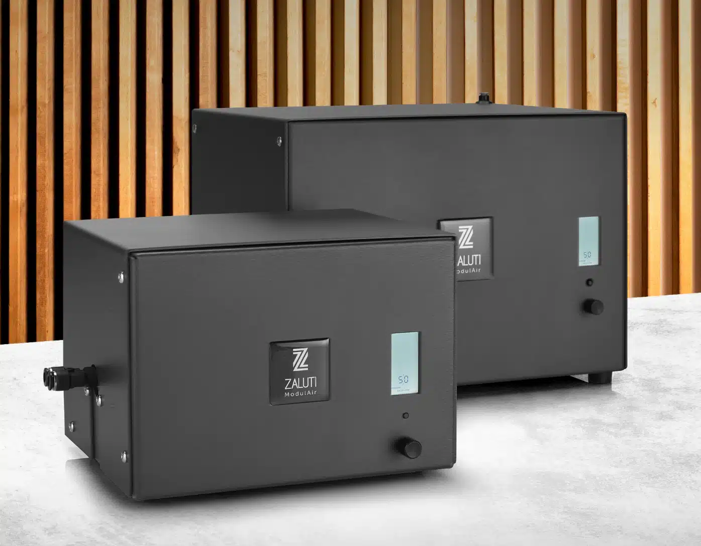 Zwei schwarze Zaluti ModulAir Duftmaschinen mit modernem Design vor einer Holzverkleidung