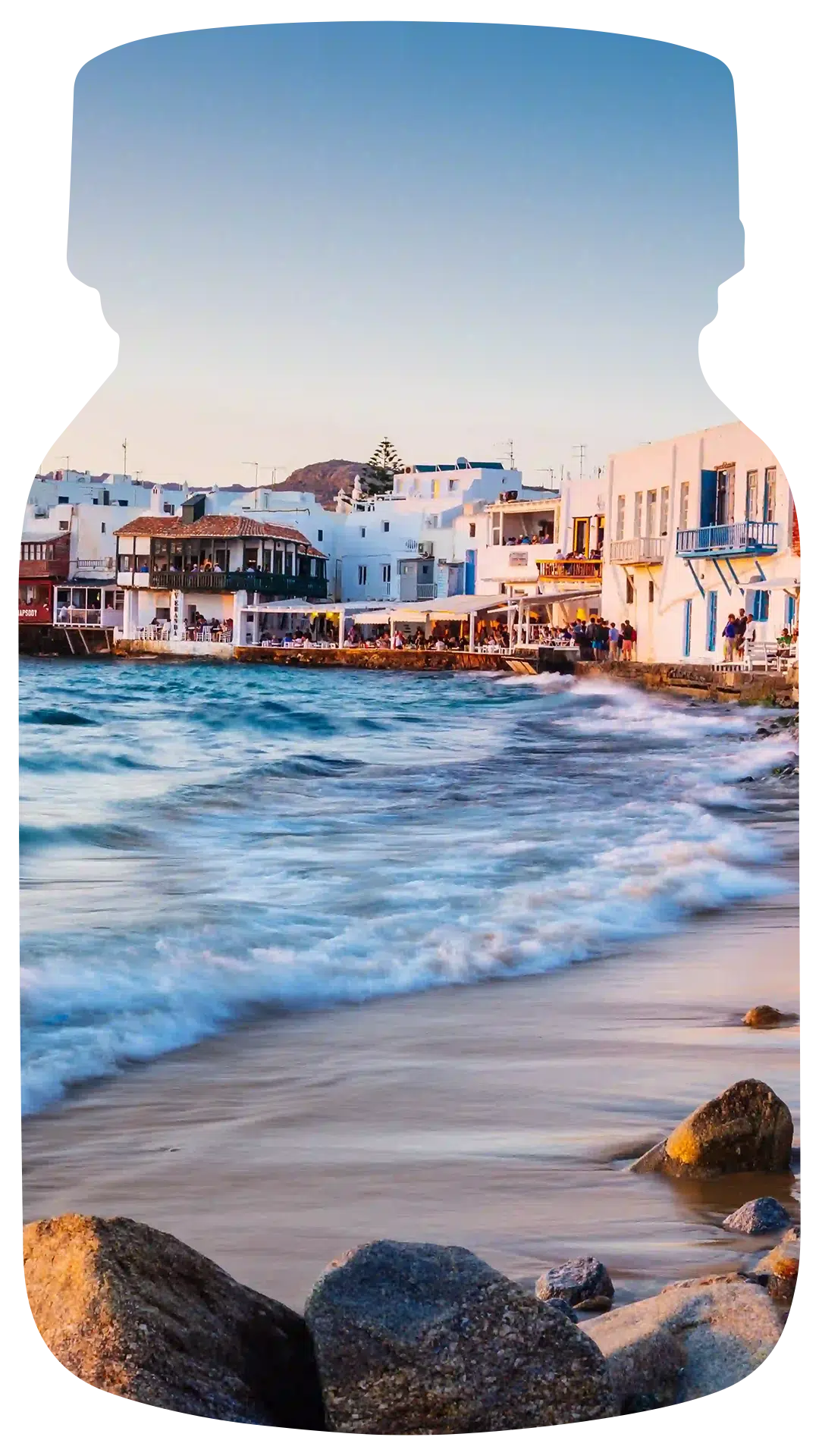 Een vrouw gekleed in een stijlvolle, beige zomerjurk en witte hoed, kijkt over haar schouder in een tropische tuin, waarbij de 'Ibiza Chic' geur de sfeer van ontspannen luxe en eilandvrijheid versterkt.