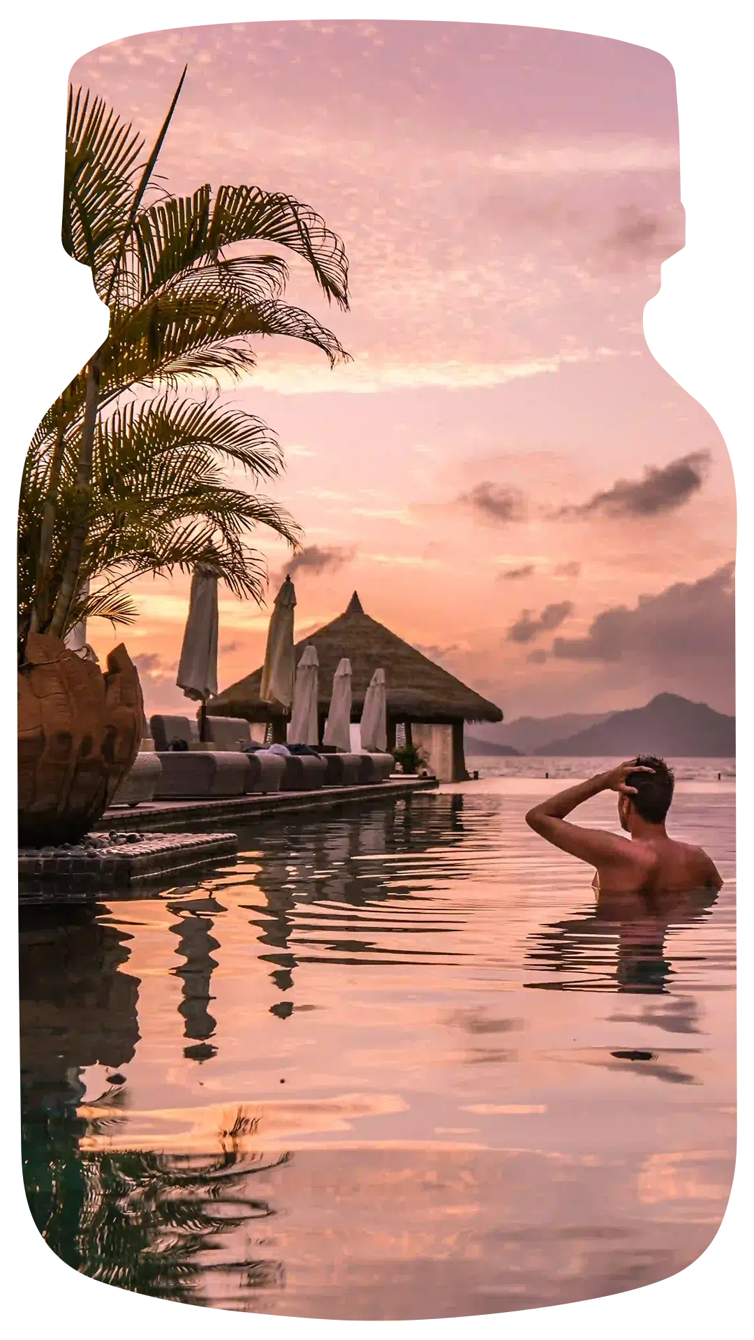 Een vrouw gekleed in een stijlvolle, beige zomerjurk en witte hoed, kijkt over haar schouder in een tropische tuin, waarbij de 'Ibiza Chic' geur de sfeer van ontspannen luxe en eilandvrijheid versterkt.