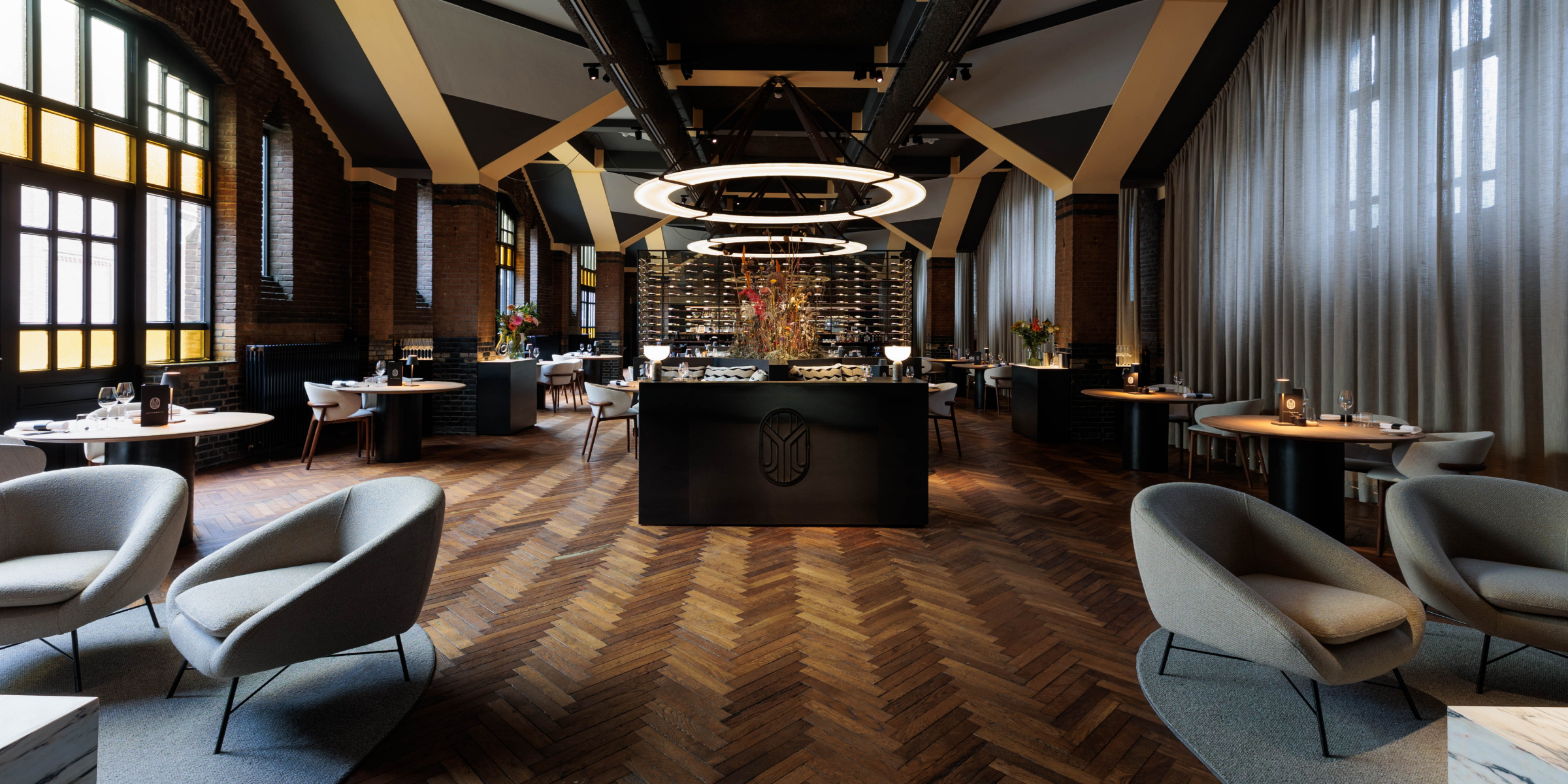 Modern-luxury-restaurant-goyvaerts-interior-with-elegant-lighting-and-fragrance-ambiance
