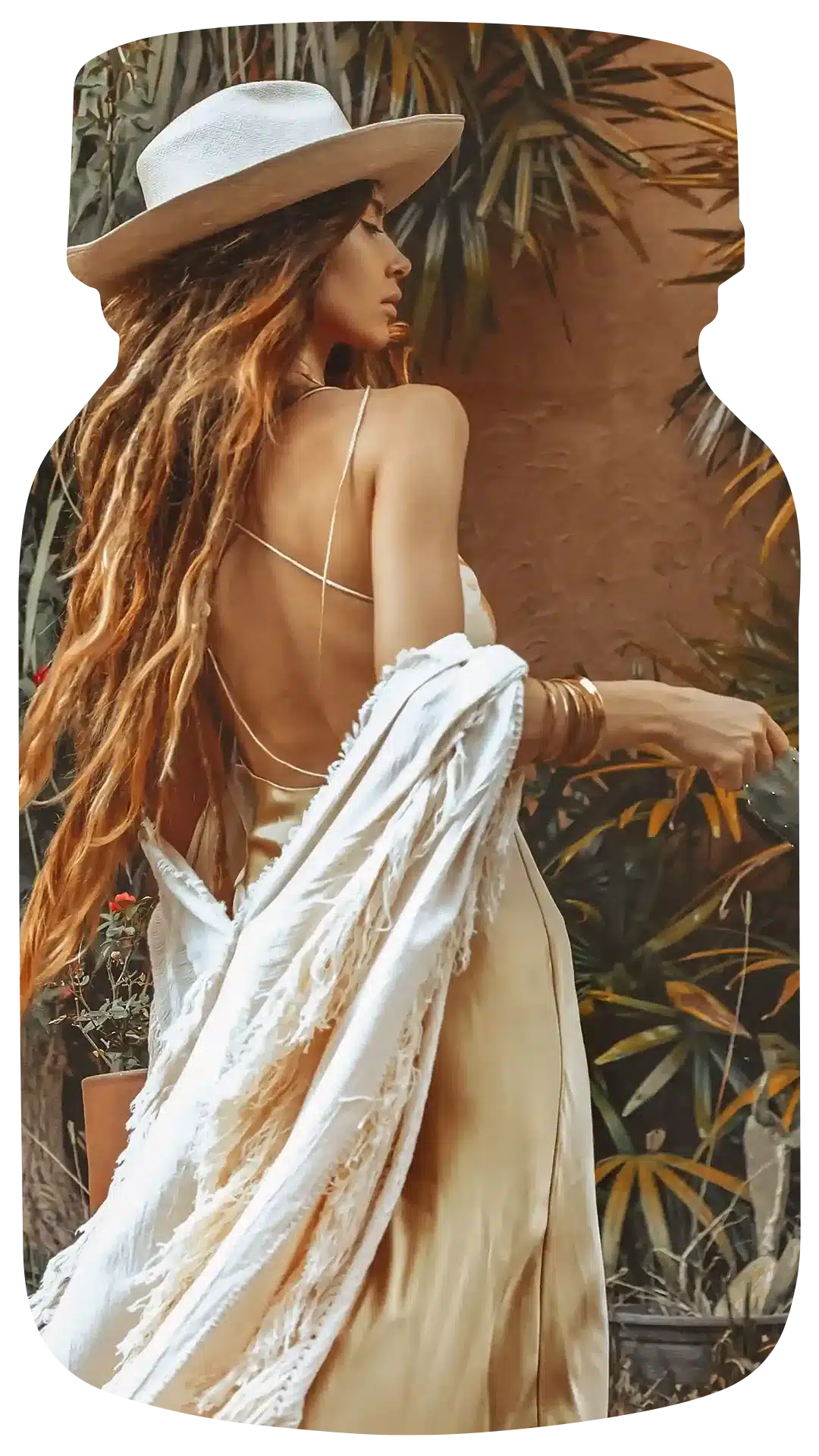 Een vrouw gekleed in een stijlvolle, beige zomerjurk en witte hoed, kijkt over haar schouder in een tropische tuin, waarbij de 'Ibiza Chic' geur de sfeer van ontspannen luxe en eilandvrijheid versterkt.