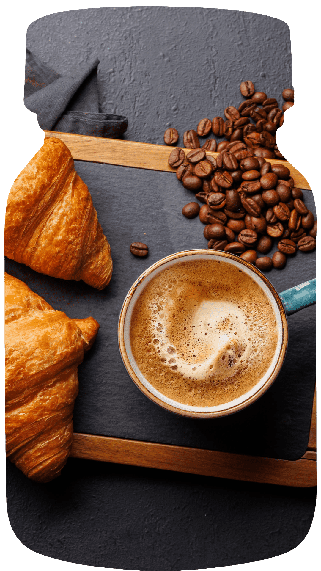 Een vrouw gekleed in een stijlvolle, beige zomerjurk en witte hoed, kijkt over haar schouder in een tropische tuin, waarbij de 'Ibiza Chic' geur de sfeer van ontspannen luxe en eilandvrijheid versterkt.