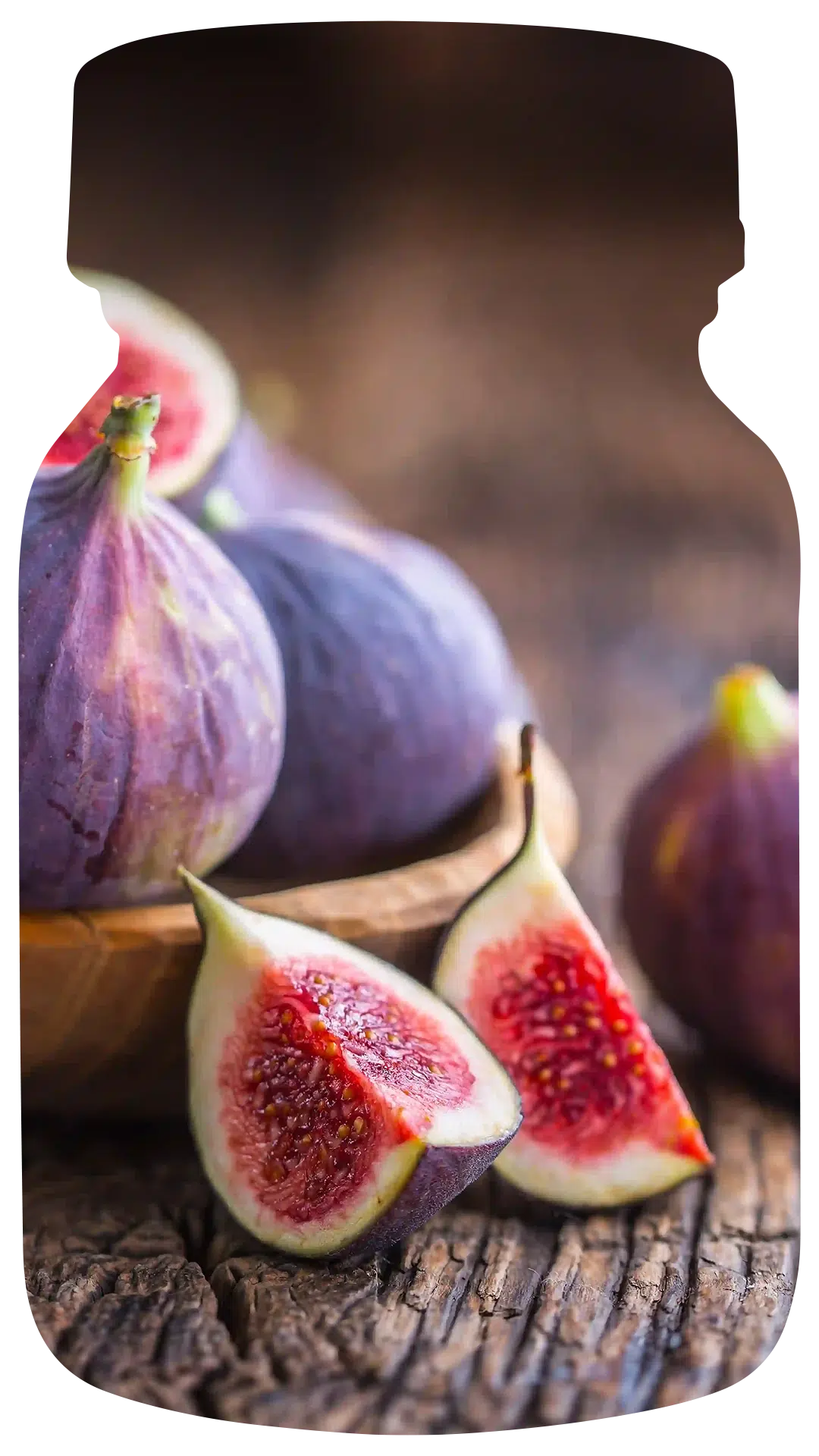 Een vrouw gekleed in een stijlvolle, beige zomerjurk en witte hoed, kijkt over haar schouder in een tropische tuin, waarbij de 'Ibiza Chic' geur de sfeer van ontspannen luxe en eilandvrijheid versterkt.